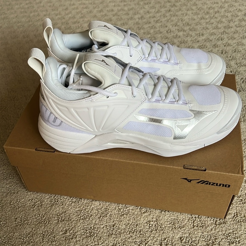 Mizuno Wave Momentum 2 Volleyball Shoes Sneakers Brand New Size 10.5 White